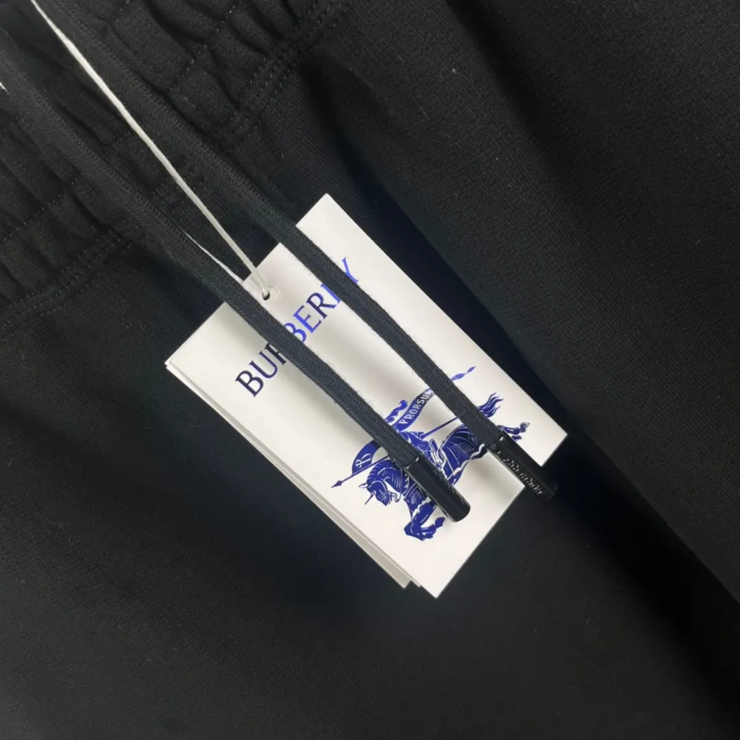 BR 831 🔘 𝐁𝐮𝐫𝐛𝐞𝐫𝐫𝐲 26SS * Burberry ， Classic ， Retro ， 。 🔹 ： ， ， ， 、 ， Breathable 。 ： ， ， ， ； ， ， 。 ：Classic ， ， 、 ， ； ， ， 。 🔹 ： ， Retro Classic ， Classic ， ， ， ， 。 ： ， ， ； ， ， ； ， ， ； Black、Cream White Classic ， ， Versatile； 、 ， Authentic ， 。 Size：S M L XL XXL ：Black Khaki